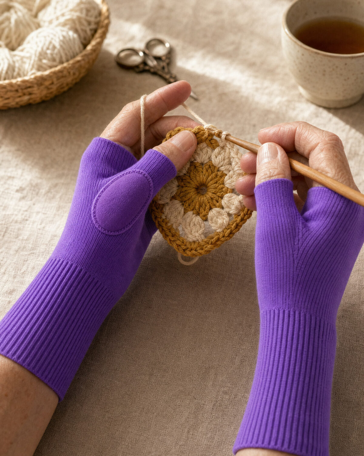 Au crochet, la main qui tient l’ouvrage.